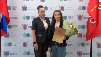 Александр Беглов наградил победительницу этапа Кубка России — лыжницу Крупицкую