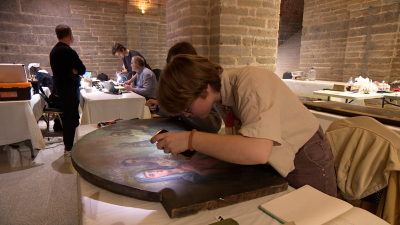 Не навредить истории: как студенты-реставраторы спасают иконы XIX века в Смольном соборе