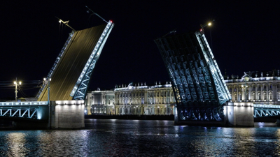 Дворцовый мост поднял крылья: в Петербурге стартовал сезон разводки мостов