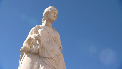 В Петергофе начали снимать зимнюю «одежду» со скульптур