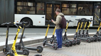 Скорость 10 км/ч и запрет парковки: в ЗакСе ужесточат правила для самокатов