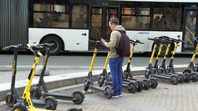 Скорость 10 км/ч и запрет парковки: в ЗакСе ужесточат правила для самокатов