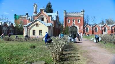 200 волонтеров вышли на уборку территории у Дворцовых конюшен XIX века в Петергофе