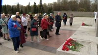 Участники XXXI съезда блокадников возложили цветы к монументу Мать-родина на Пискаревском кладбище