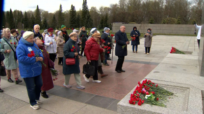 Участники XXXI съезда блокадников возложили цветы к монументу Мать-Родина на Пискаревском кладбище