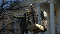 В Петербурге памятники отмывают от грязи и пыли: как принимал водные процедуры бронзовый монумент Ленину у Смольного