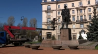 На Кронверкском проспекте отмывали от грязи и пыли памятник Максиму Горькому