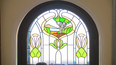 Уникальные витражи вернулись на фасад доходного дома на Тележной улице