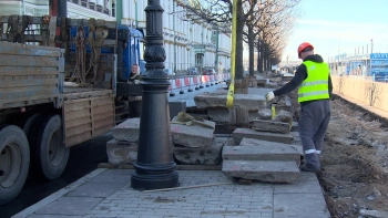 Обновление Дворцовой набережной начали с разбора гранитных плит: их отправят на реставрацию