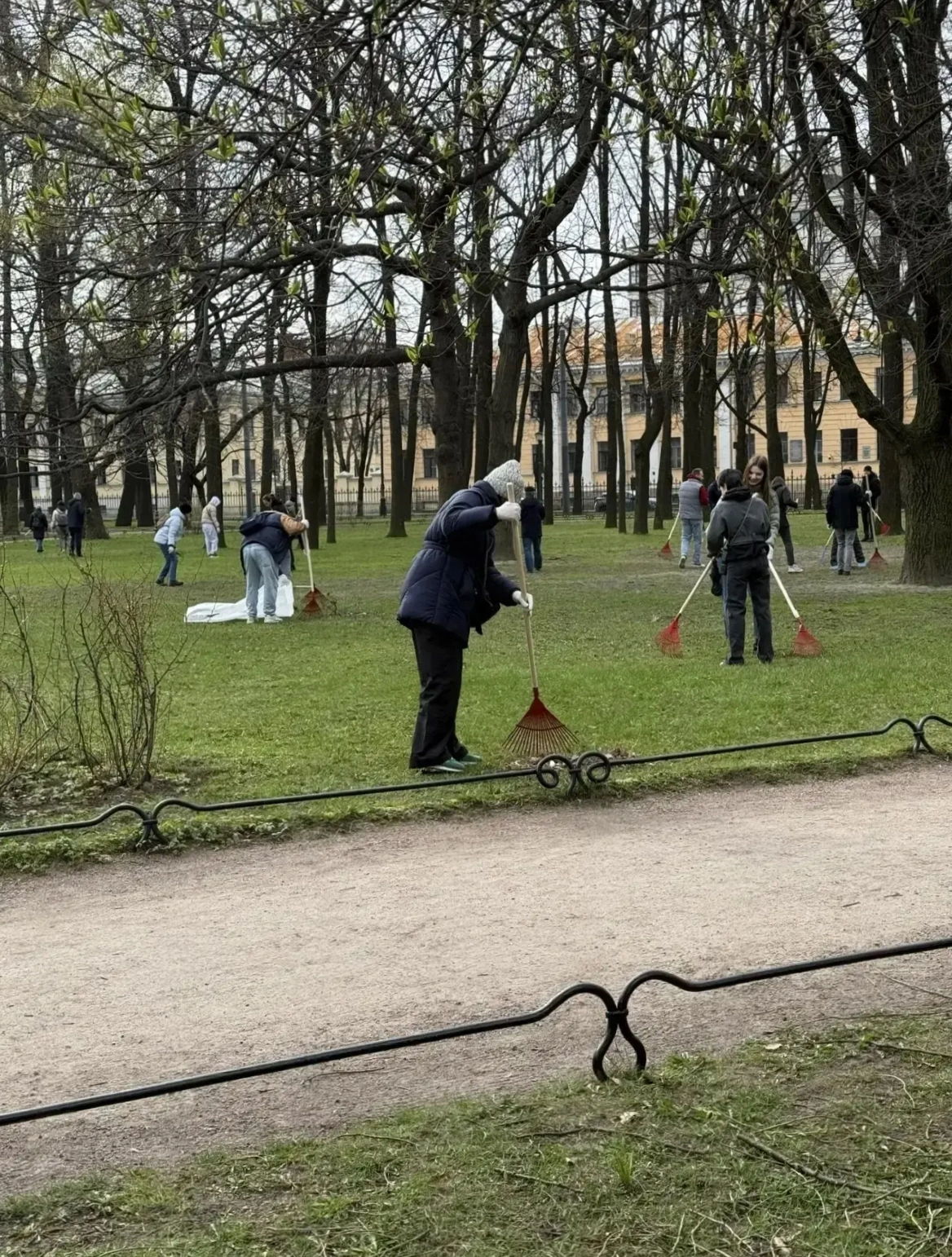 Вице-губернатор Потапенко вышел на субботник в Таврическом саду  - tvspb.ru