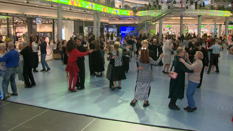 Вальс, танго и бачата: в Петербурге возродили традицию танцевальных веранд