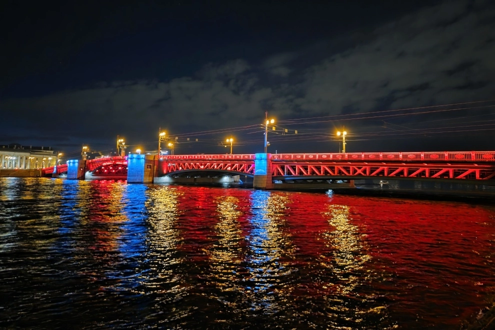 Петербург почтит подвиг ликвидаторов аварии на Чернобыльской АЭС подсветкой трех мостов - tvspb.ru