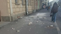 С фасада дома Агафонова на Каменноостровском проспекте обрушились фрагменты штукатурки