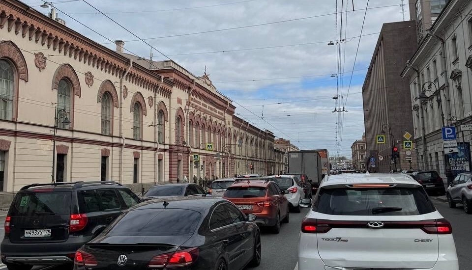 В центре Петербурга — многокилометровый затор: Невский проспект окрасился в бордовый - tvspb.ru