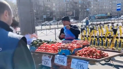 У метро в Невском и Приморском районах изъяли 234 кг нелегальных овощей, фруктов и текстиля