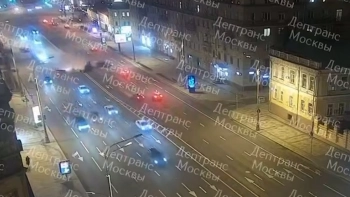 Пьяная женщина за рулём Mercedes протаранила 8 автомобилей в центре Москвы
