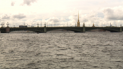 «Желтый» уровень опасности объявили в Петербурге из-за сильного ветра