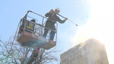 В Таврическом саду отмыли памятник пионерам-героям