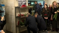 В 9-ю годовщину теракта в петербургском метро к мемориалу на платформе «Технологического института» возложили цветы