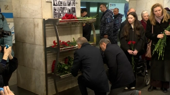 В 9-ю годовщину теракта в петербургском метро к мемориалу на платформе «Технологического института» возложили цветы