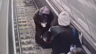 На станции метро «Чернышевская» ребёнок травмировал руку на эскалаторе