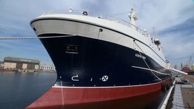 На рыболовном траулере «Капитан Юнак» подняли государственный флаг России