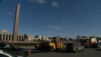Асфальт на площади Победы приводят в порядок: там устраняют трещины, ямы и колейность