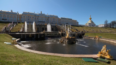 Петергоф готовится принять туристов: парки приводят в порядок, со скульптур снимают защиту, проверяют работу водных каскадов
