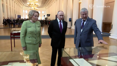 Владимир Путин и Валентина Матвиенко в Таврическом дворце осмотрели выставку, посвящённую юбилею российского парламентаризма