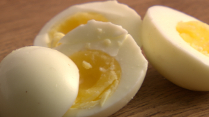 Отделим желтки от белков, а мифы от истины: как правильно готовить и есть яйца