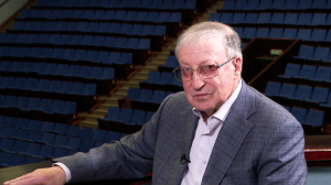 С чего обычно начинается день писателя-сатирика Семёна Альтова, как со временем изменился юмор и какая мистическая деталь связала его с будущей женой