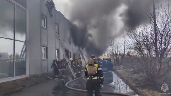 Площадь пожара в автосервисе на Кушелевской дороге достигла 400 «квадратов»