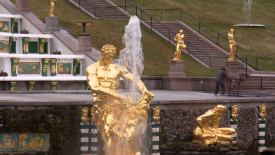 Самсон «проснулся»: более 150 фонтанов заработали в Петергофе