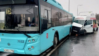 «Газель» на автопилоте: появилось видео, как инсульт за рулём привёл к аварии с двумя автобусами на Пулковском шоссе