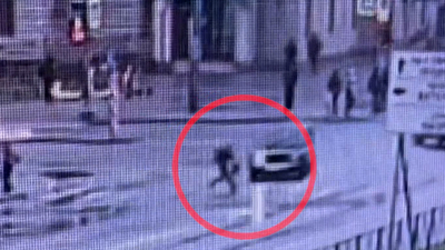 В Петербурге школьник попал под машину, перебегая дорогу на красный: состояние 10-летнего мальчика остаётся тяжёлым