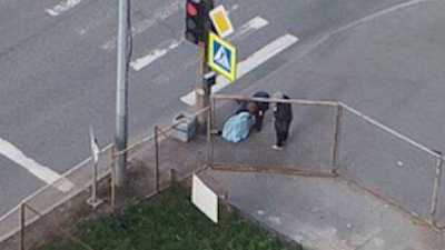 Упал и не смог подняться: на улице Доблести пожилой мужчина, явно спешивший на деловую встречу, внезапно скончался