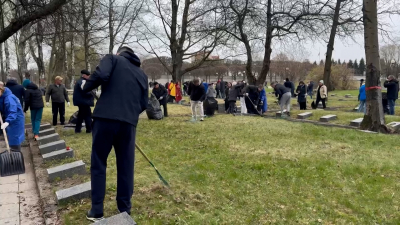 Представители землячеств и казачьих обществ вышли на субботник на Пискарёвском кладбище