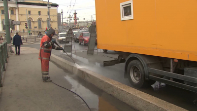 Александр Беглов: Теплая погода позволила Петербургу досрочно приступить к весенней очистке мостов и набережных