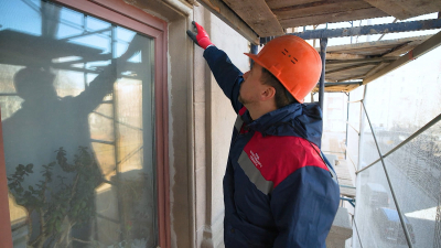 К истинному облику сквозь слои краски и штукатурки: Как в Петербурге реставрируют исторические фасады