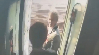 Вытолкнул из тамбура и душил: петербуржец напал на проводницу и начальника поезда в Костромской области