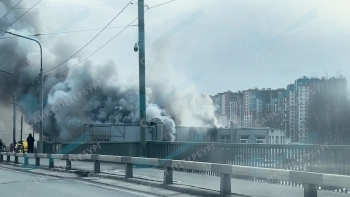 В результате пожара в автосервисе на Кушелевской дороге пострадал мужчина