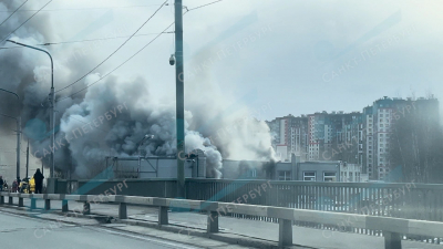 В результате пожара в автосервисе на Кушелевской дороге пострадал мужчина