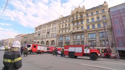 Пожар, остановивший Невский проспект, тушили более 100 человек