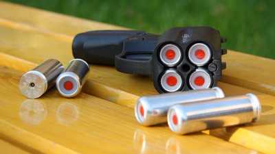 Ограбил отца, угрожал полицейским, стрелял в пассажира: петербуржца будут судить по трем статьям