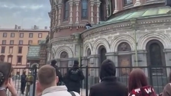 Парень забрался на Спас на Крови: снимать его пришлось пожарным