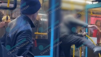 Избиение заступника: агрессивный мужчина с тростью донимал пассажиров в автобусе 64 маршрута