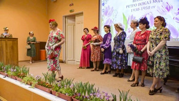 В Ботаническом саду Петра Великого прошло ретро-дефиле