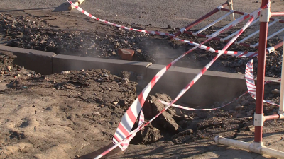 На улице Маршала Тухачевского прорвало трубу с горячей водой