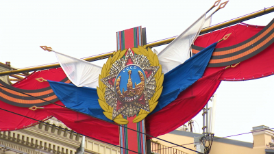 В Петербурге продолжается подготовка ко Дню Победы: на улицах, площадях и набережных уже появились украшения