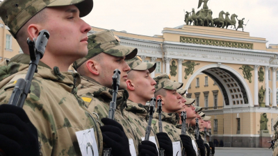На Дворцовой отчеканили шаг: в Петербурге прошла вторая репетиция парада Победы